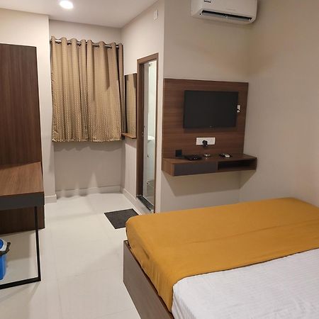 M Square Hotel Vellore Quarto foto